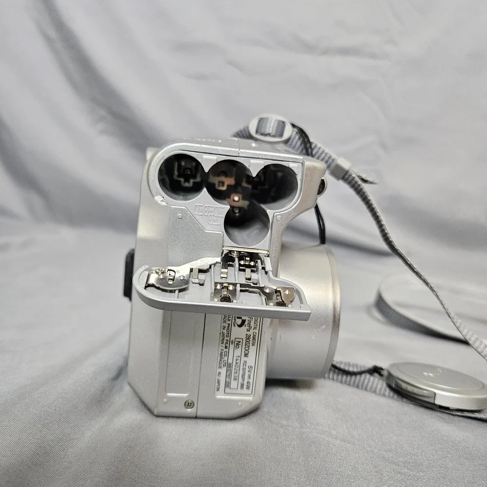 Fujifilm‎ FinePix Digital Camera 2.0MP • 6x Optical Zoom • Untested • Vintage...
